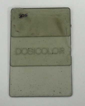 Plaqueta real marcada 375: tres zonas, relieve DOSICOLOR e inclusiones visibles